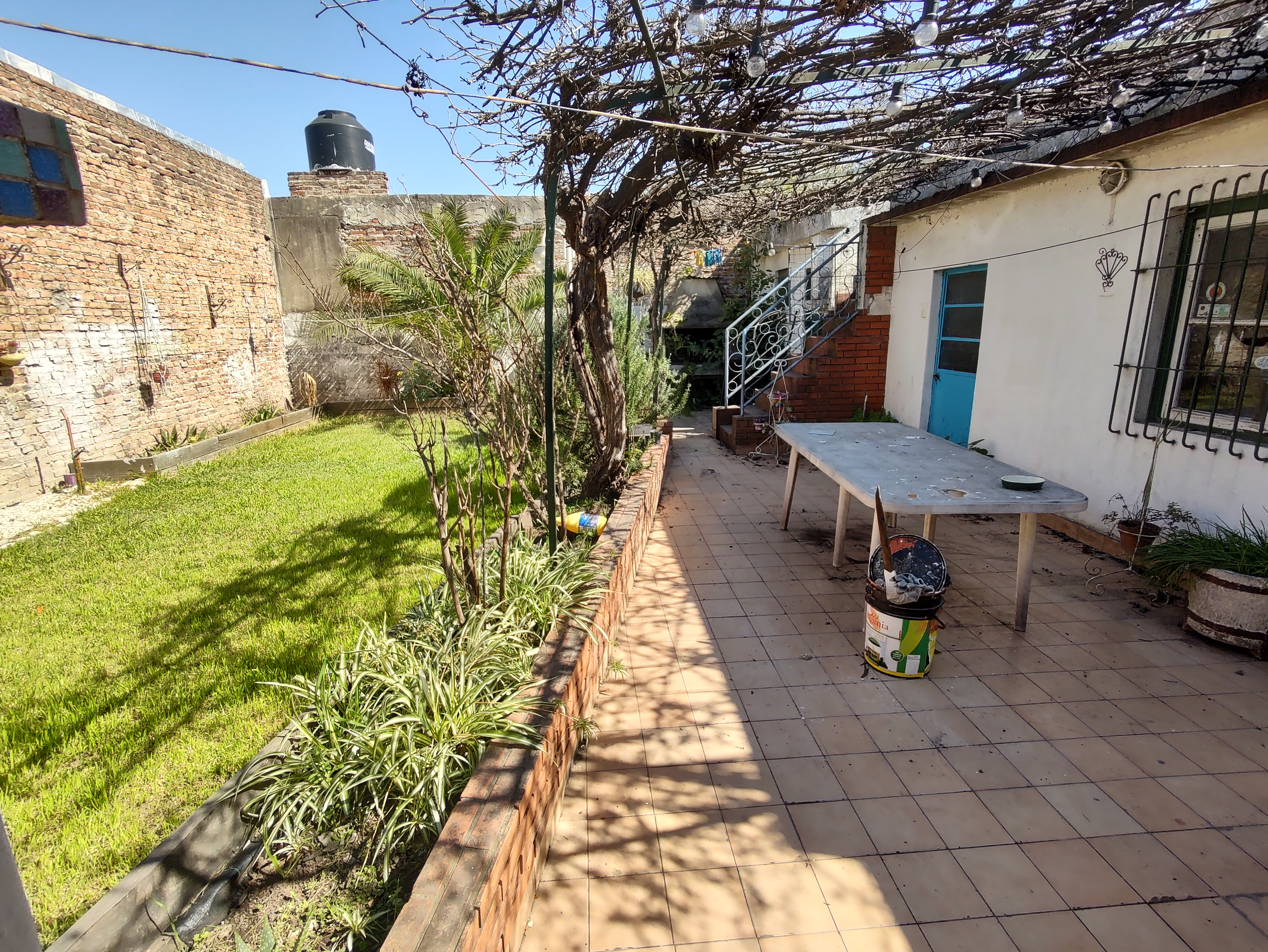 Casa 3 Ambientes con Gran Terreno y Cocheras - Foto 3
